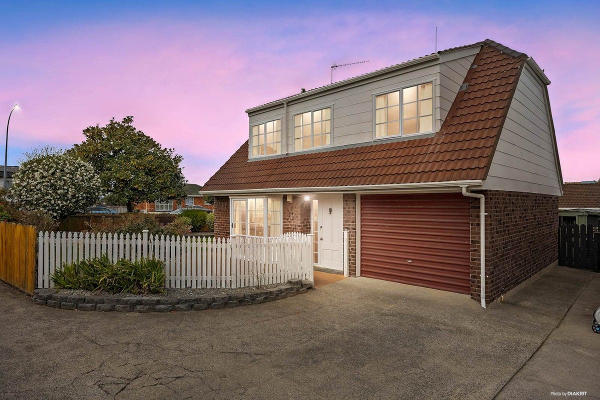 1/73 Botany Road, Botany Downs, Auckland - Carousel 1