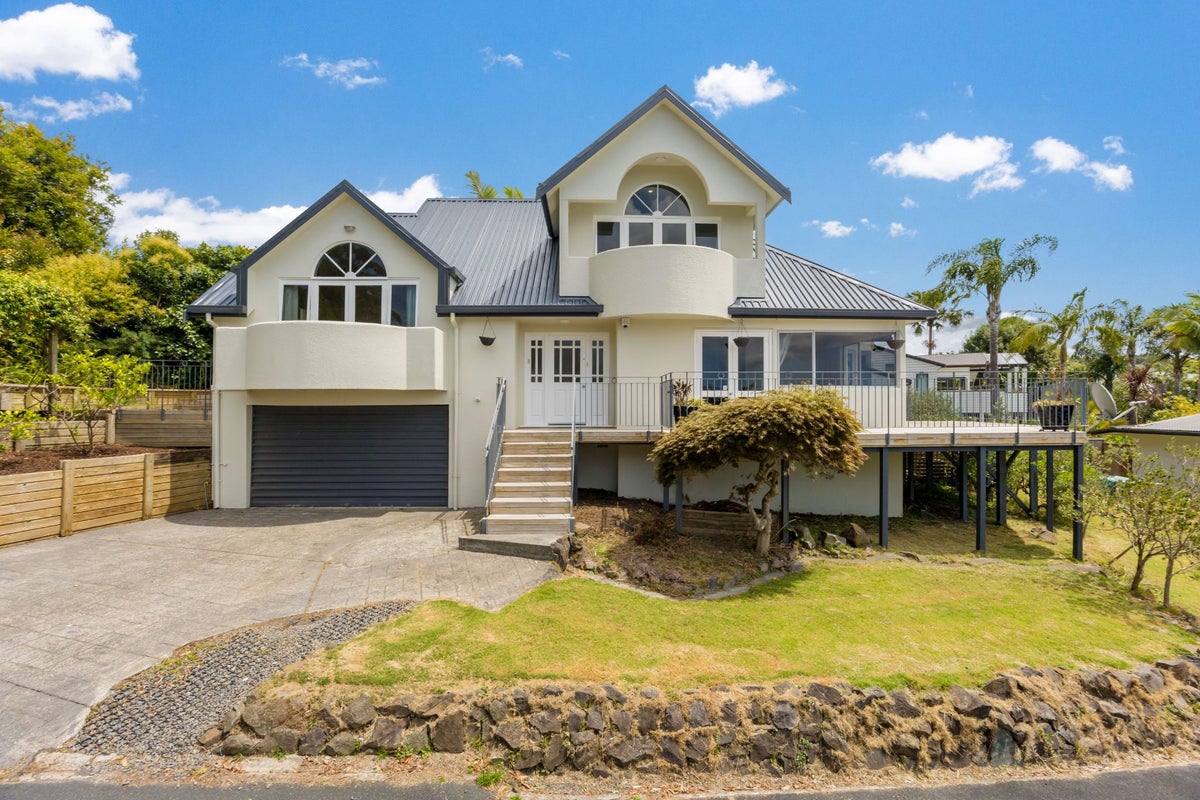 10 Tawhana Crescent, Red Beach, Whangaparaoa - Carousel 1