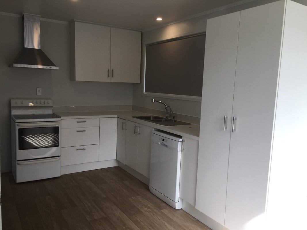 17B Lipton Grove, Opaheke, Papakura - Carousel 2