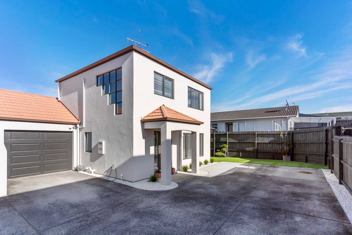 8A Fiesta Drive, Half Moon Bay, Auckland - Carousel 1