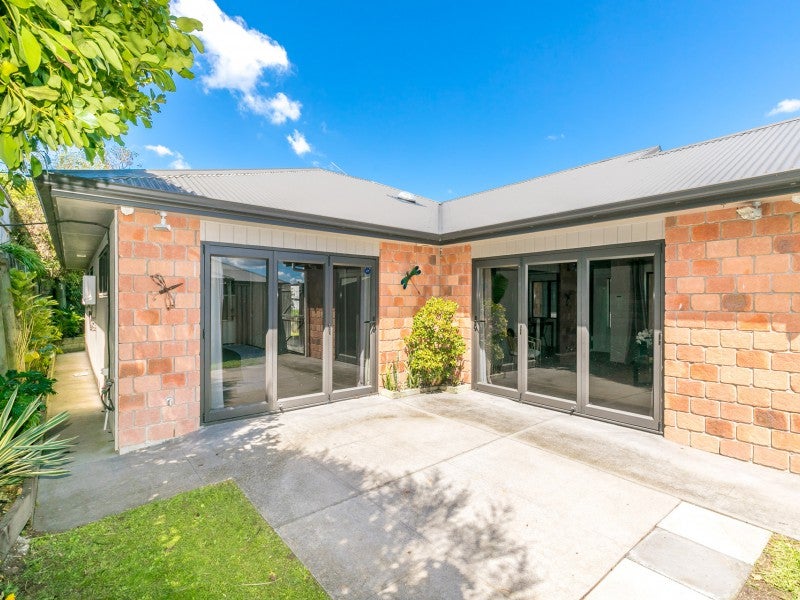 24 Pointon Glade, Grandview Heights, Hamilton - Carousel 1