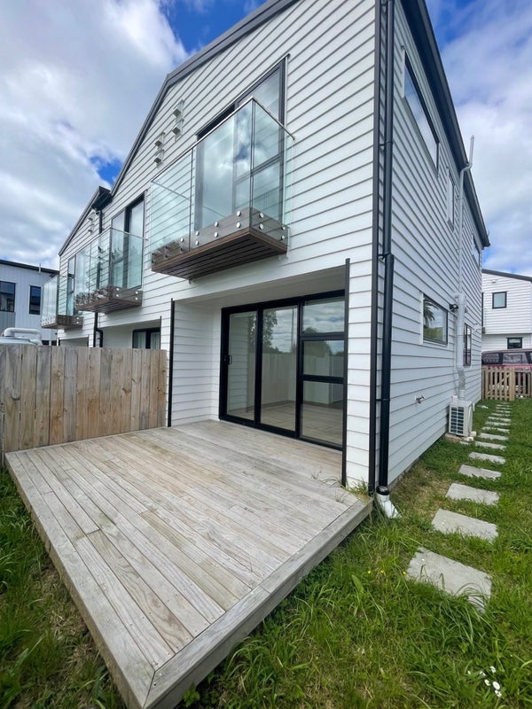 17D Granville Drive, Massey, Auckland - Carousel 2