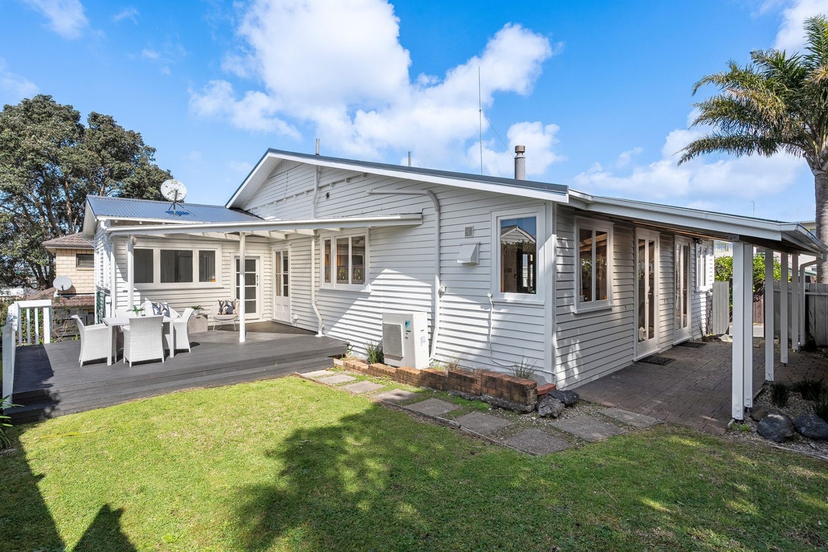 81A Owairaka Avenue, Mount Albert, Auckland - Carousel 1
