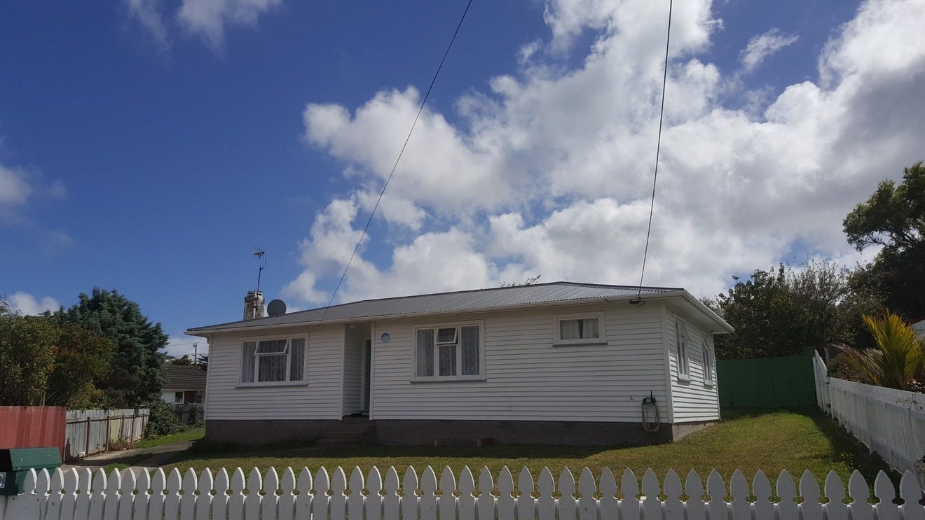 9 Birman Place, Cannons Creek, Porirua - Carousel 1