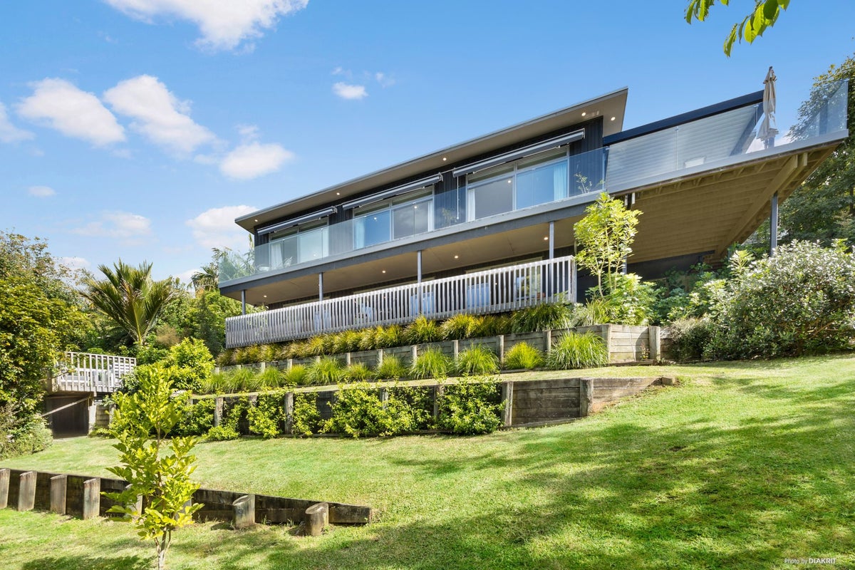 34 Montgomery Crescent, Cockle Bay, Auckland - Carousel 1