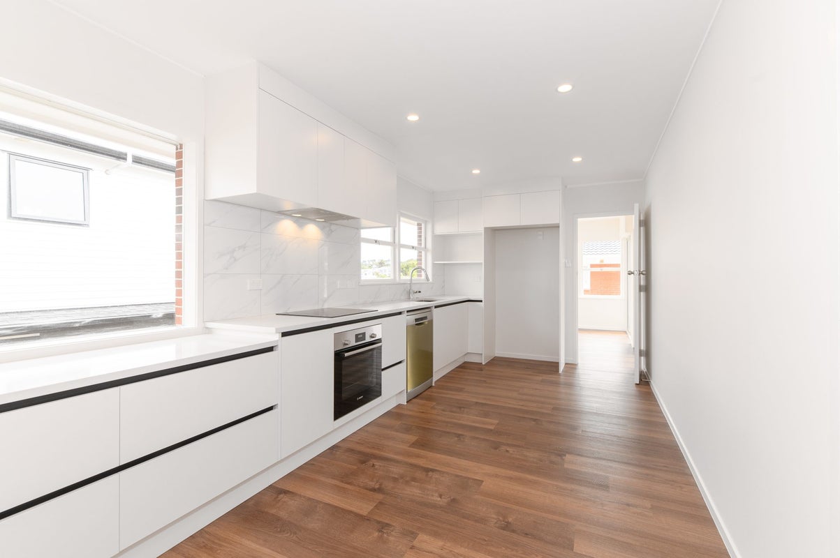 8 Jeff Place, Howick, Auckland - Carousel 2