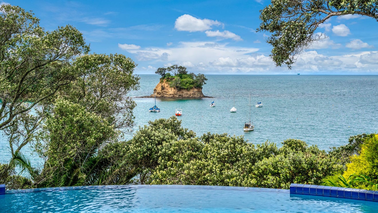 913 Beach Road, Waiake, Auckland - Carousel 2