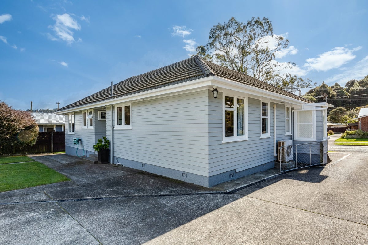 4 Lowry Crescent, Stokes Valley, Lower Hutt - Carousel 24