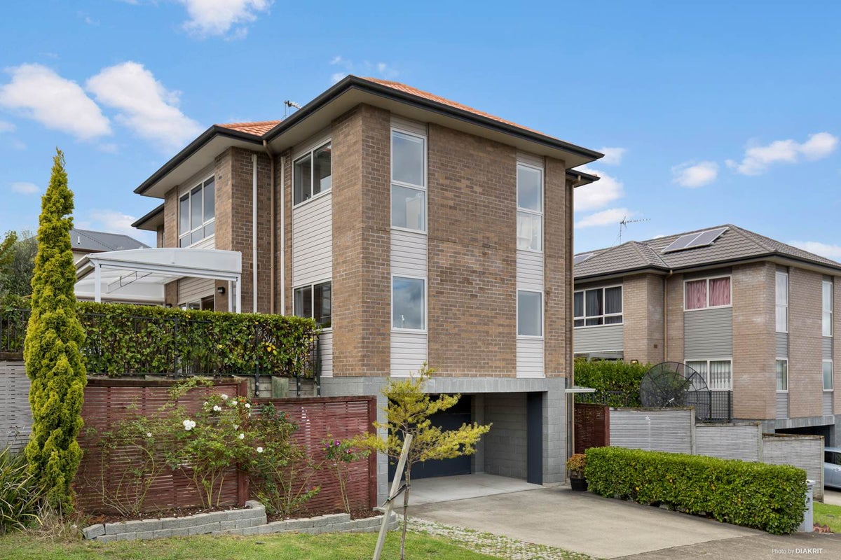 11 Sohlue Place, Oteha, Auckland - Carousel 2