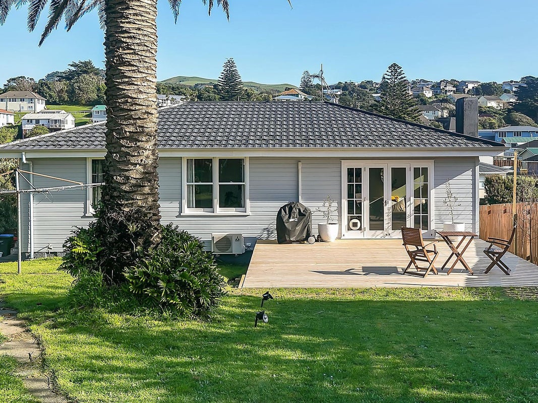 7 Taupiri Crescent, Titahi Bay, Porirua - Carousel 1
