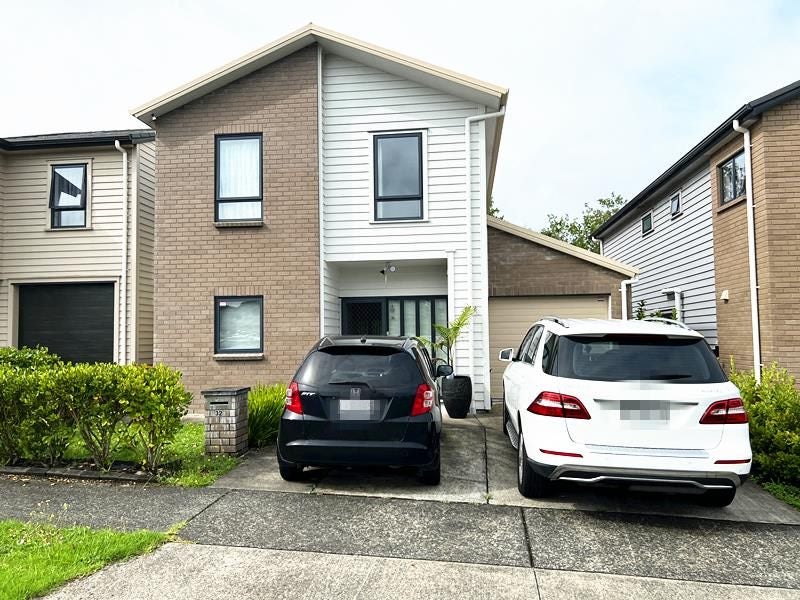 32 Tutuwhatu Crescent, Weymouth, Auckland - Carousel 1