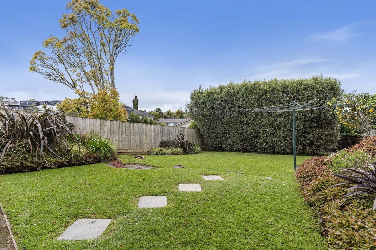 45 Cockayne Crescent, Sunnynook, Auckland - Carousel 2
