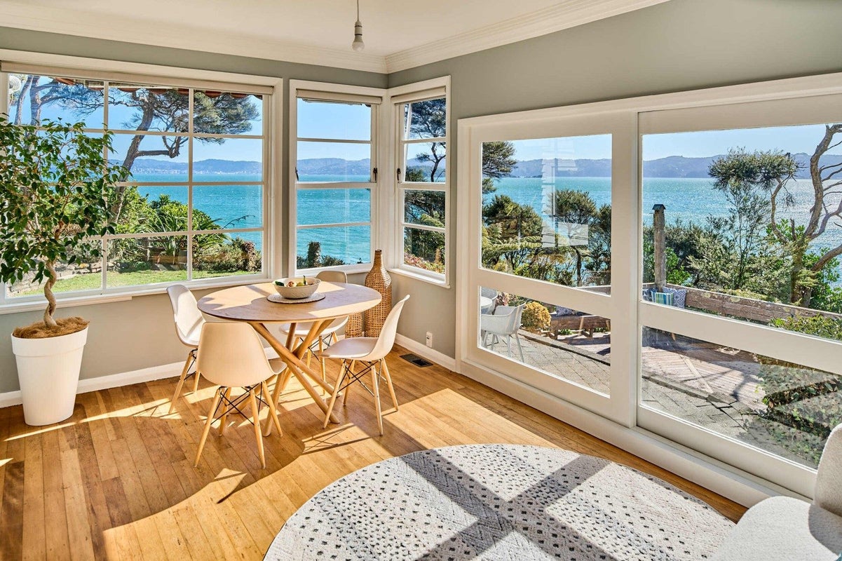 2 Mahina Road, Mahina Bay, Lower Hutt - Carousel 1