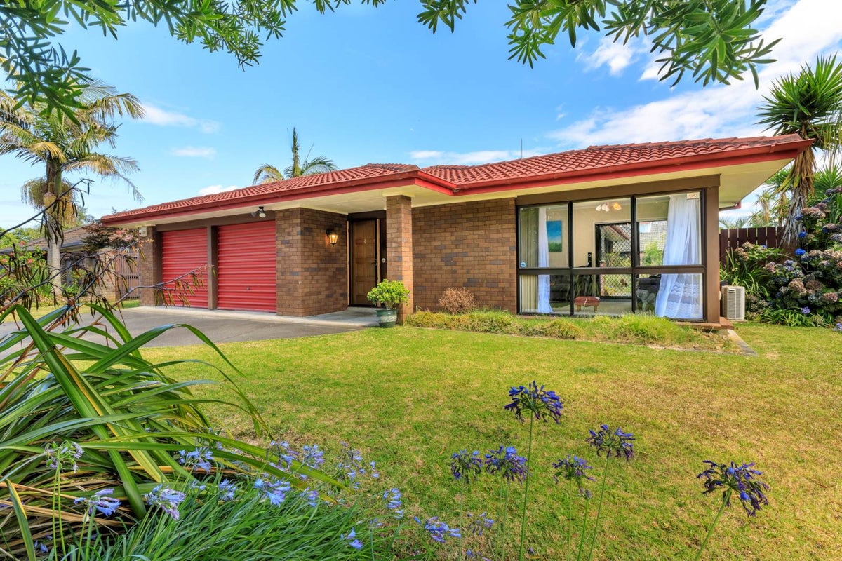 7 Framalda Place, Conifer Grove, Takanini - Carousel 1