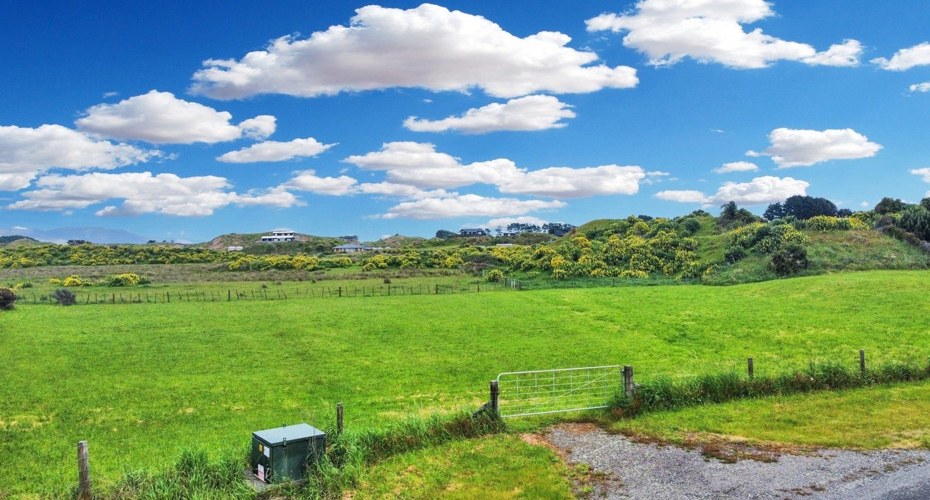 30 Strathnaver Drive, Waikawa Beach, Manakau - Carousel 1