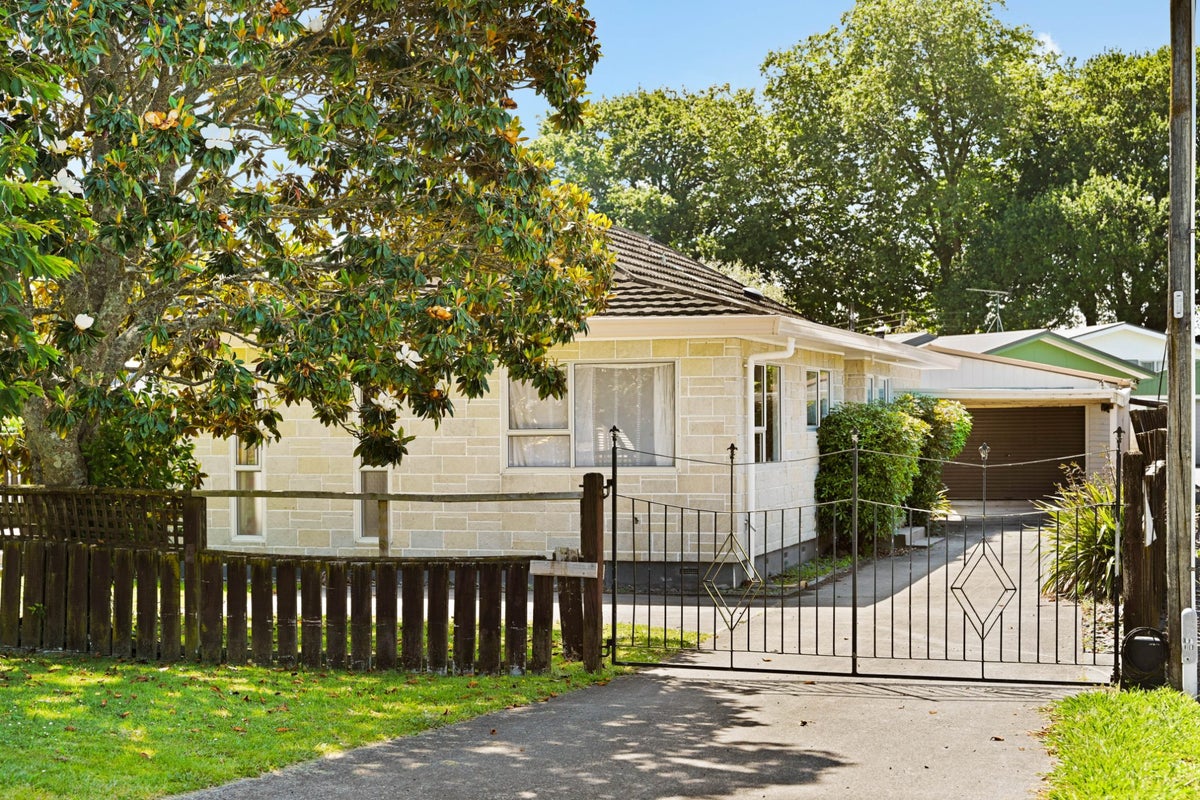12 Vennell Street, Leamington, Cambridge - Carousel 1