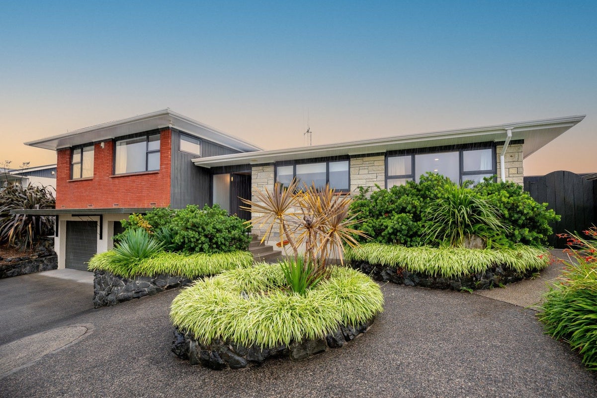 6 Resthill Crescent, Glenview, Hamilton - Carousel 1