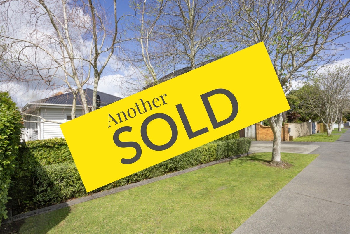 4 Kingsway, Three Kings, Auckland - Carousel 1
