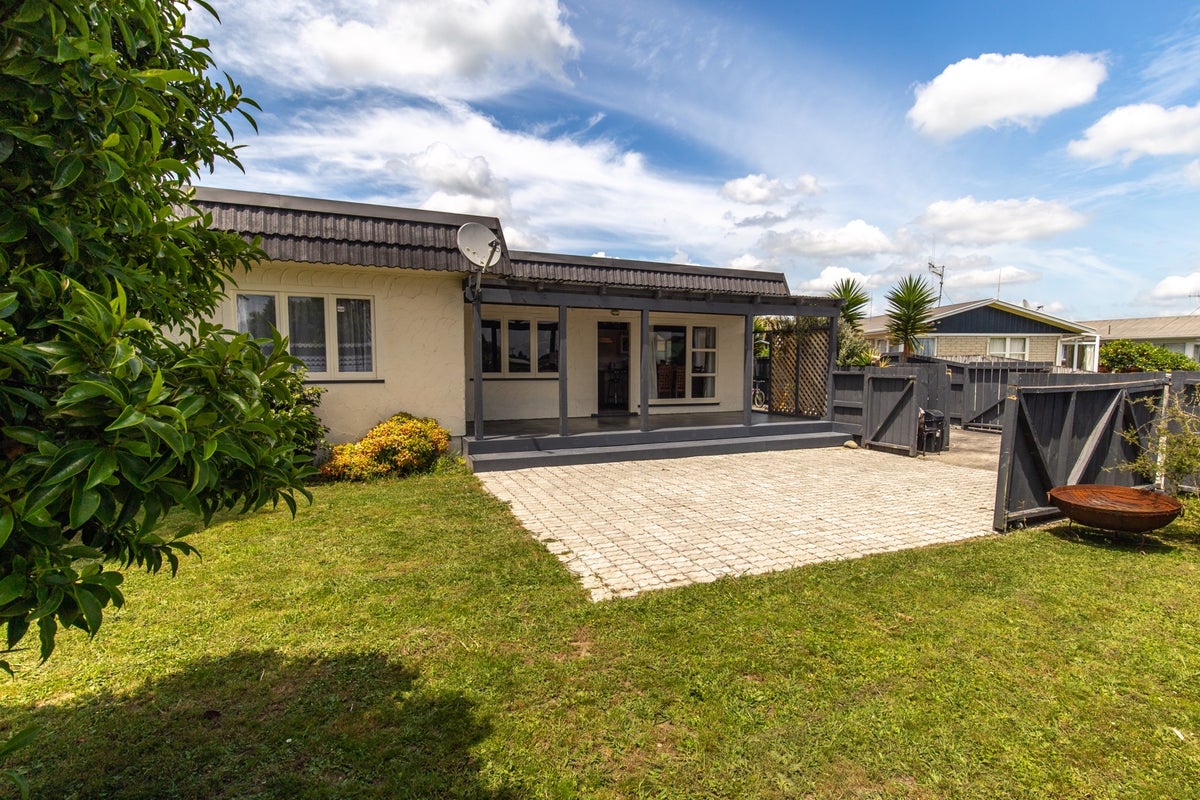 51 Collins Road, Melville, Hamilton - Carousel 1