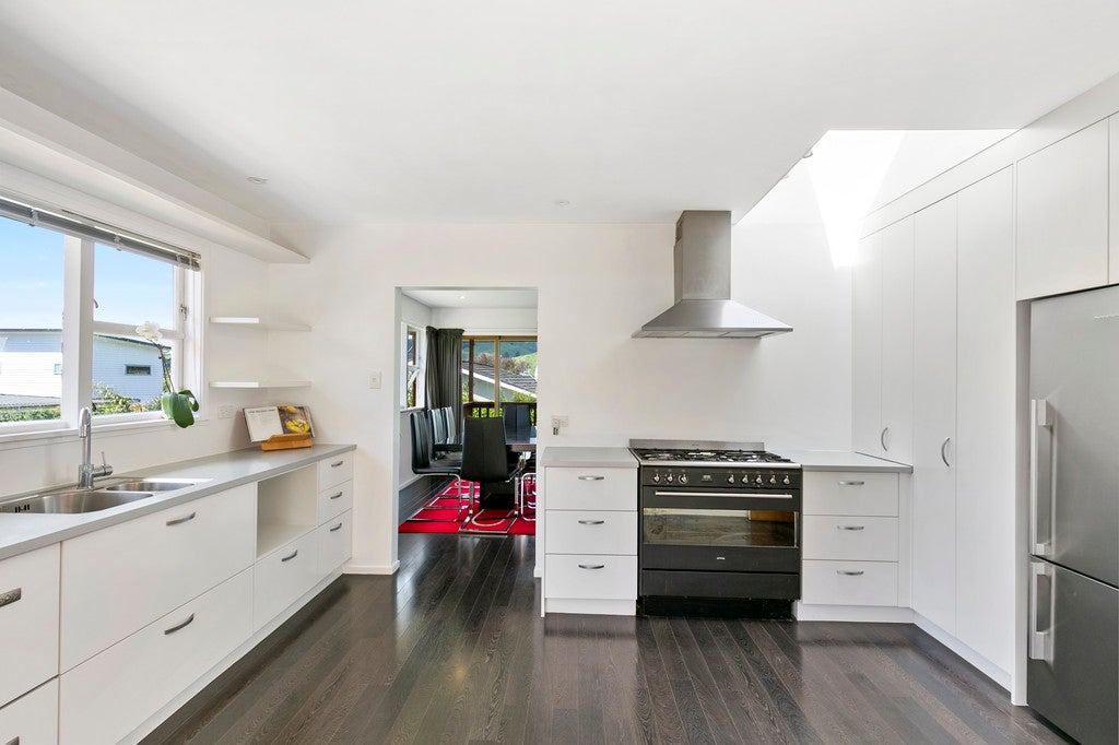 26 Sunrise Blvd, Tawa, Wellington - Carousel 2