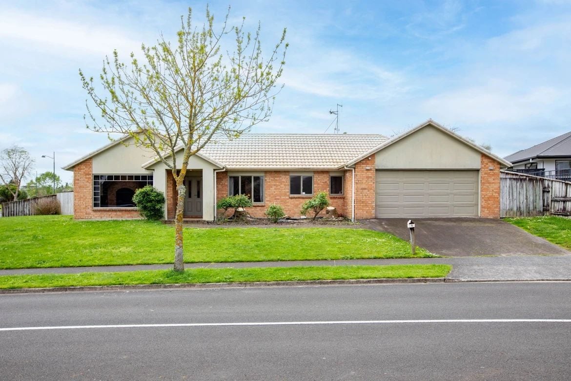 1 Grasmere Court, Huntington, Hamilton - Carousel 1