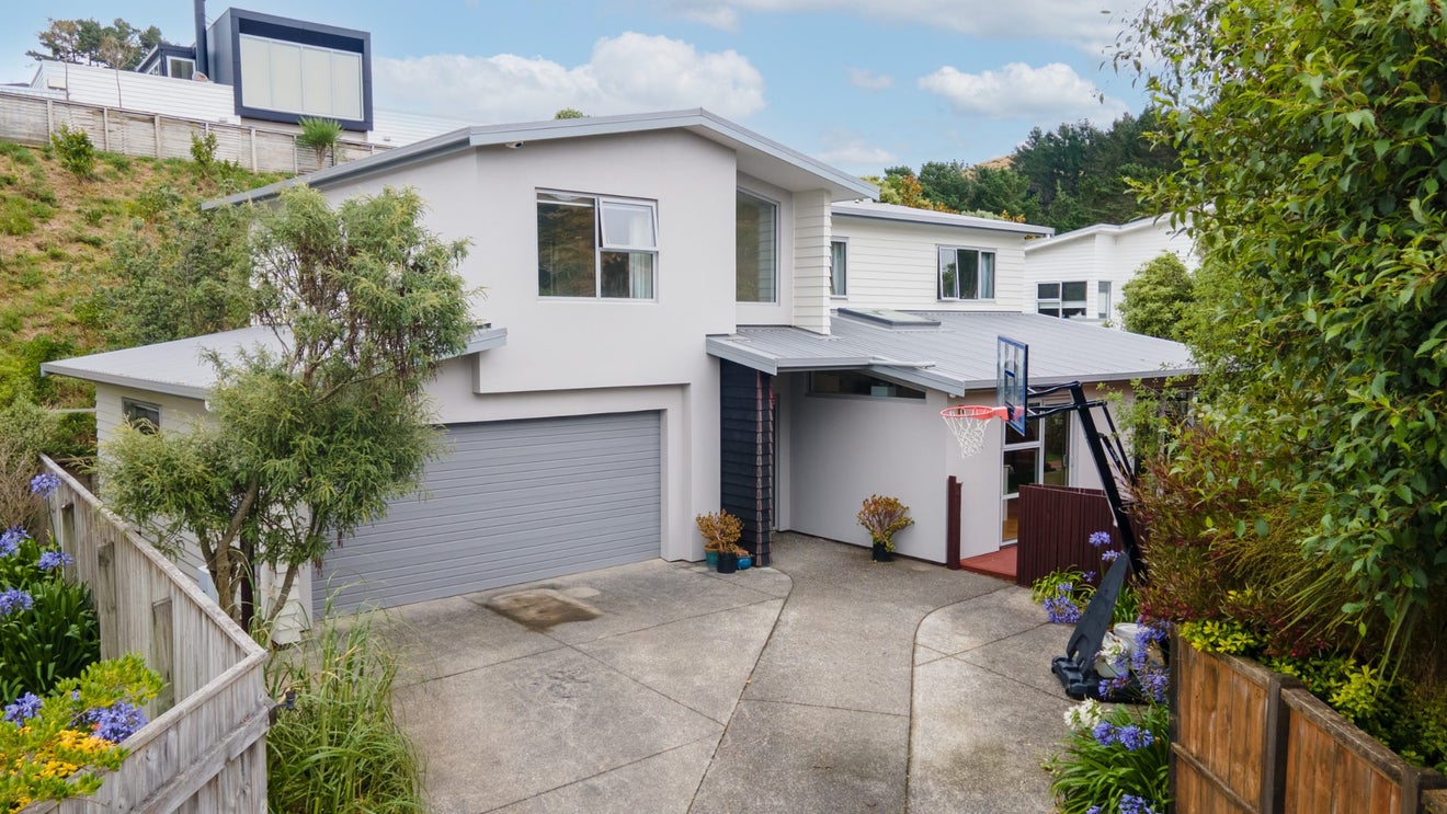 8 Halewood Grove, Churton Park, Wellington - Carousel 1
