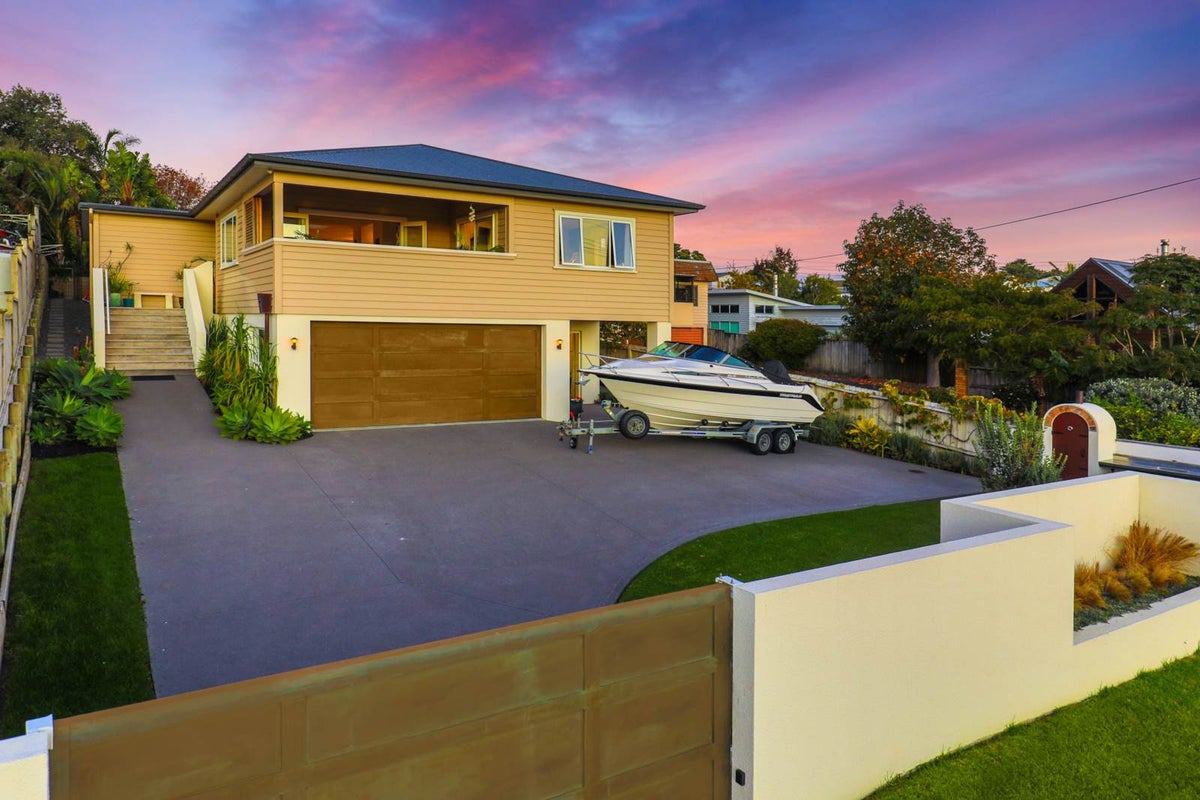 8 Bonita Avenue, Stanmore Bay, Whangaparaoa - Carousel 1