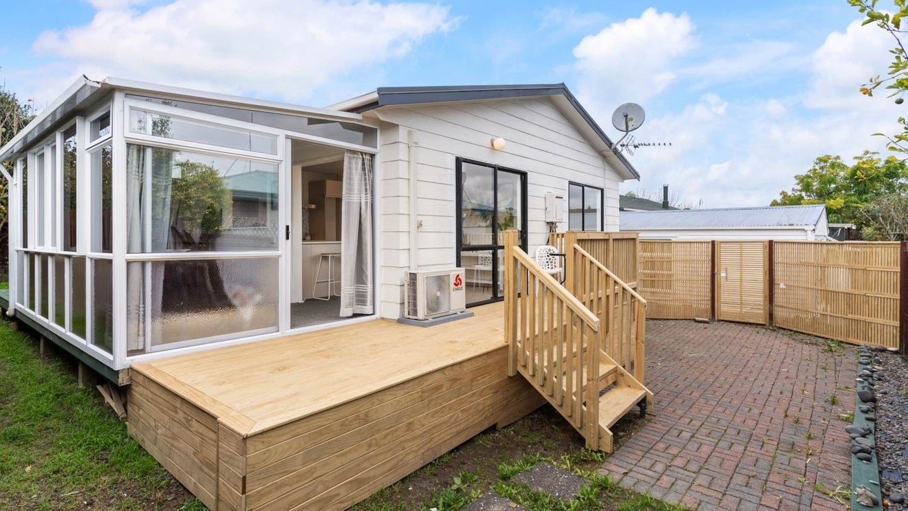 2/52 Waitaki Street, Henderson, Auckland - Carousel 1