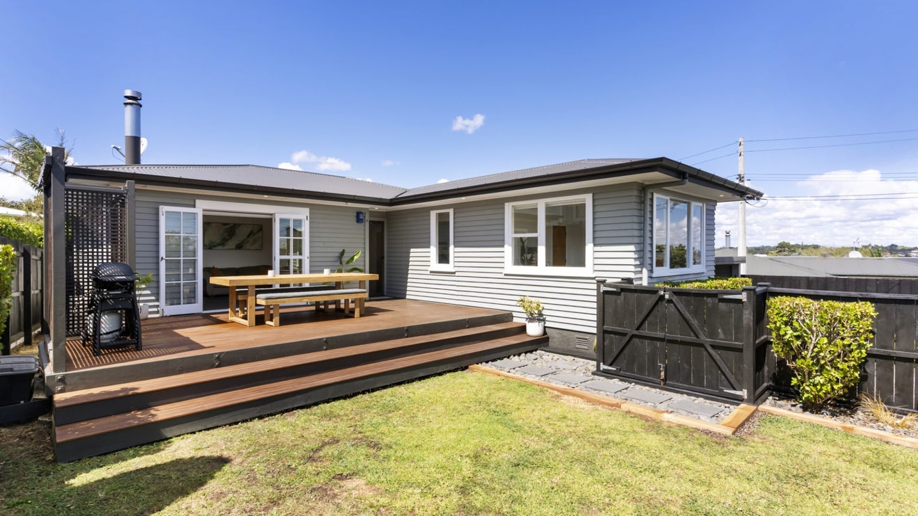 1/10 Bledisloe Street, Howick, Auckland - Carousel 1