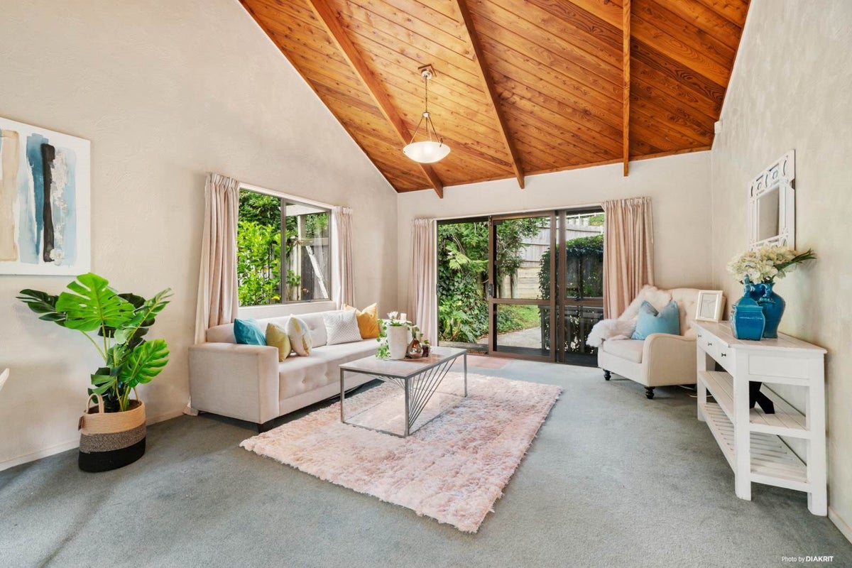 2/30 Woodlands Crescent, Browns Bay, Auckland - Carousel 1