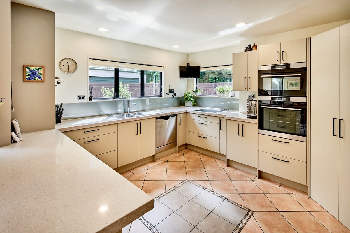 2/139 Knights Road, Hutt Central, Lower Hutt - Carousel 2