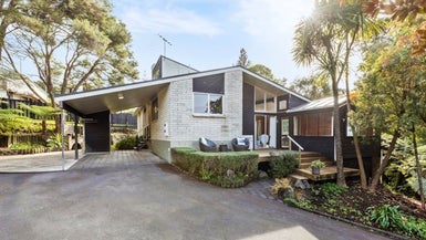 39 Cyclarama Crescent, Massey, Auckland - Carousel 1