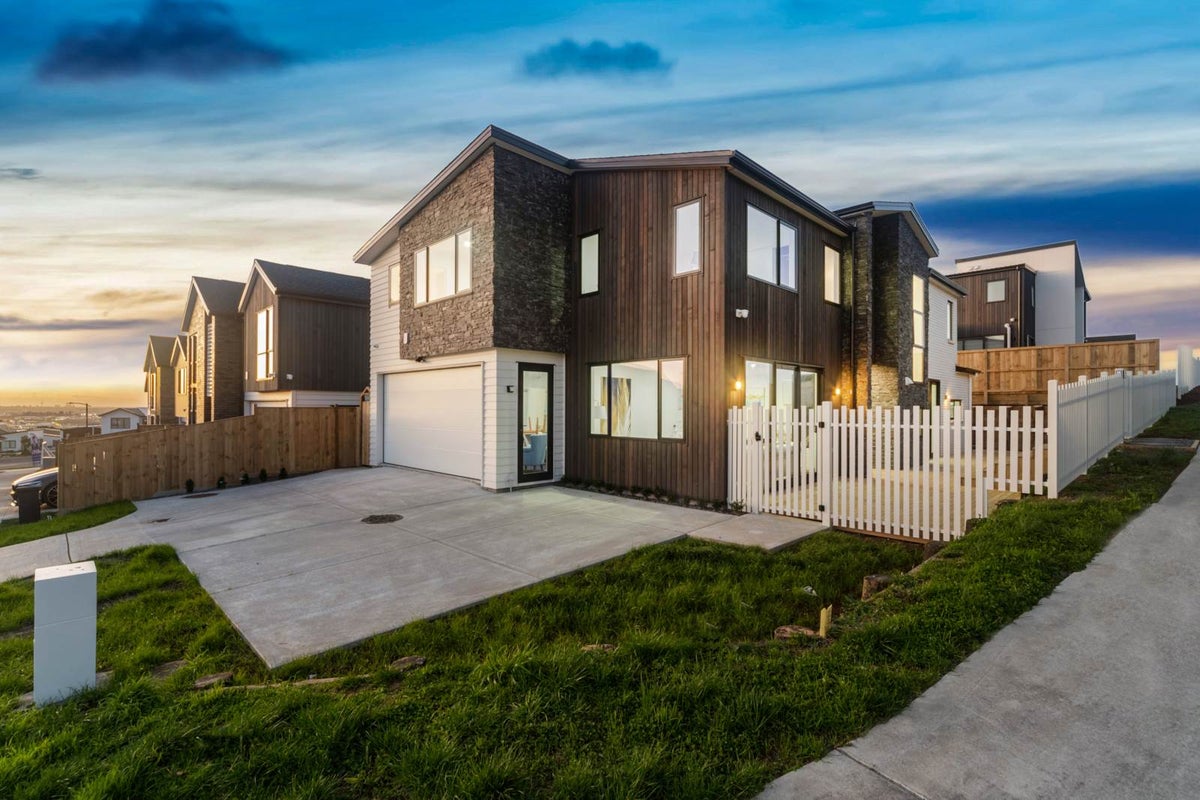 1 Woodacre Street, Flat Bush, Auckland - Carousel 1