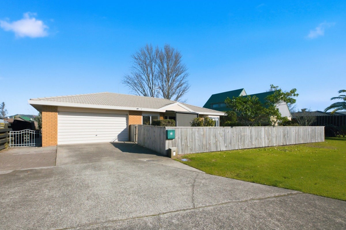 18 Webb Place, Papamoa Beach, Papamoa - Carousel 1