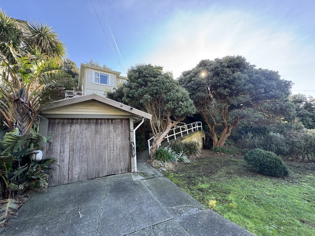 16 Hungerford Road, Lyall Bay, Wellington - Carousel 27