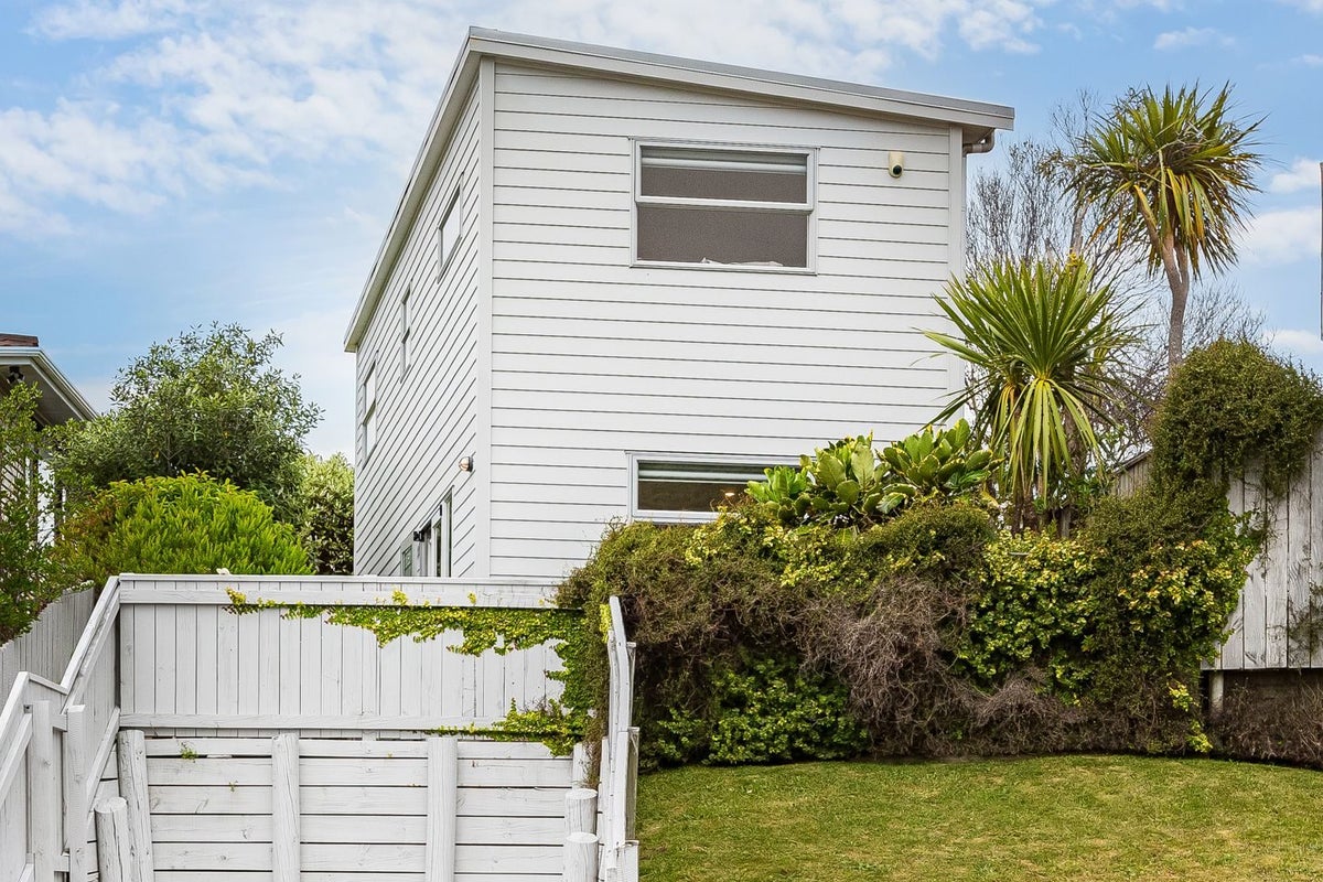 2A Hillary Street, Tawa, Wellington - Carousel 1