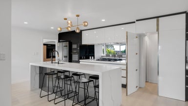 17 Anaheim Boulevard, Shamrock Park, Auckland - Carousel 1