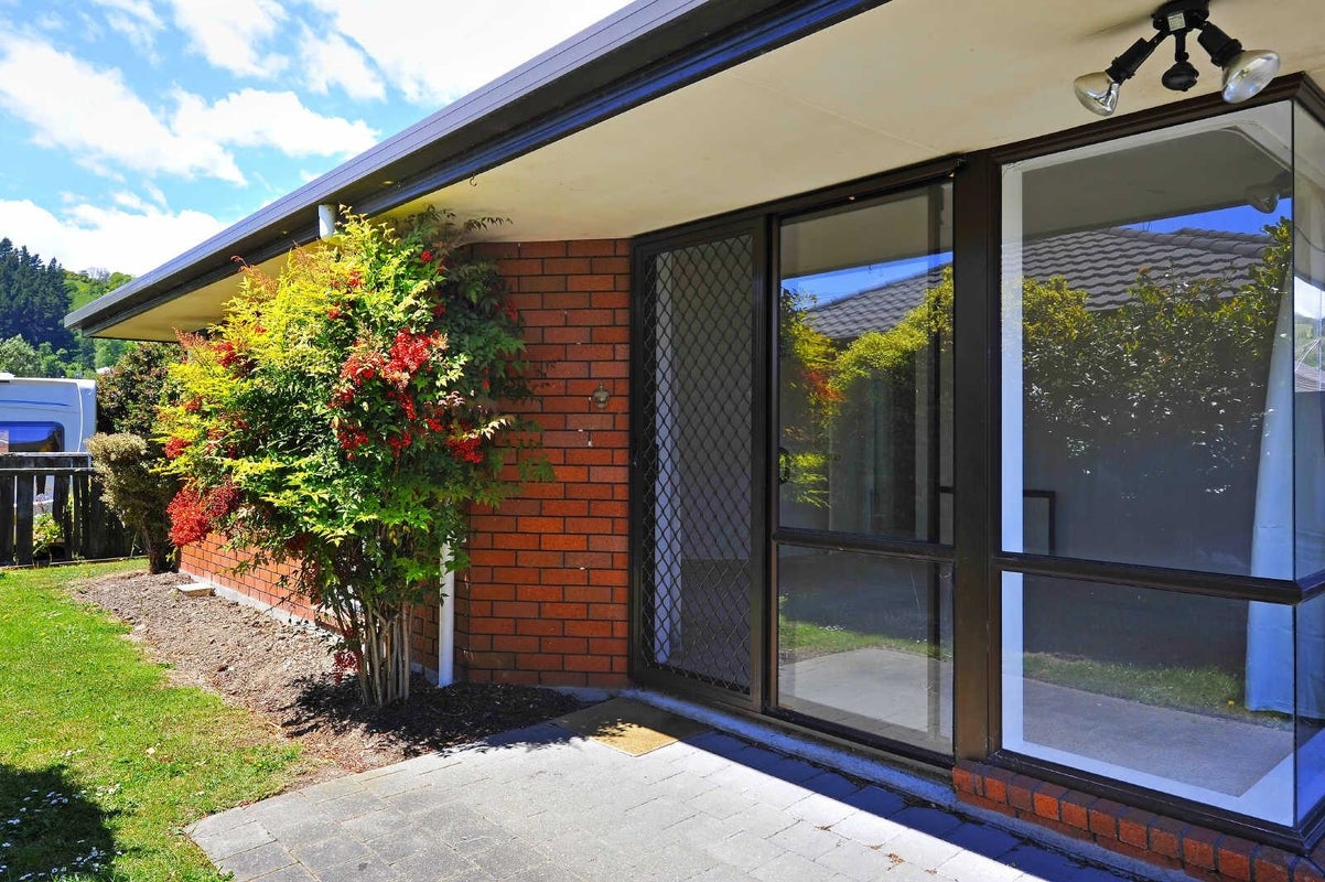 10 Pettit Place, The Wood, Nelson - Carousel 1