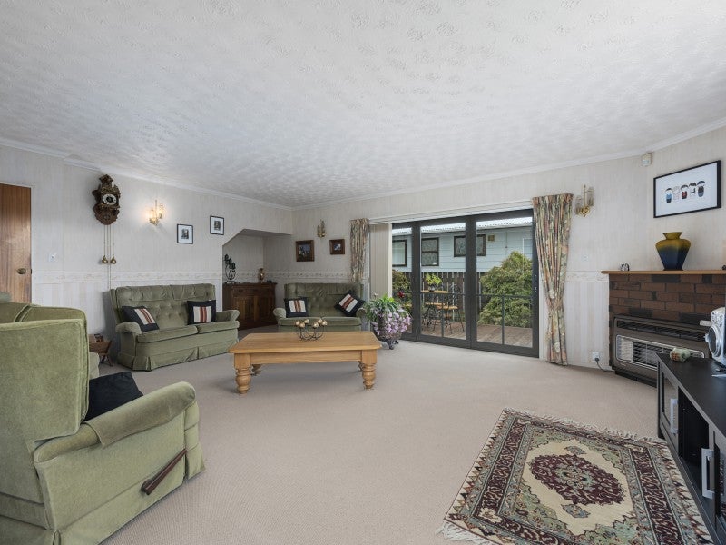 4 Denver Grove, Totara Park, Upper Hutt - Carousel 2