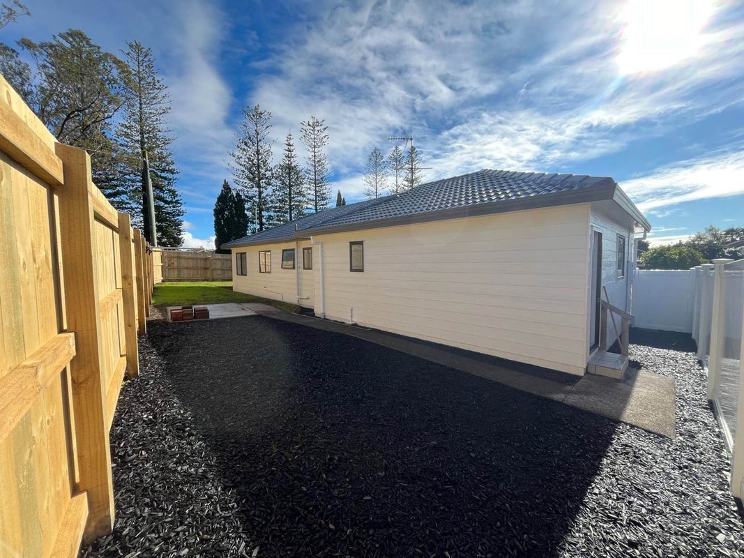 45 Glenview Road, Glen Eden, Auckland - Carousel 17