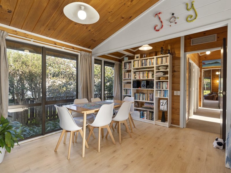 10 Manawa Avenue, Raumati Beach, Paraparaumu - Carousel 1