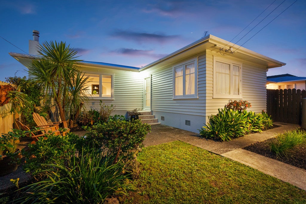 13 Albert Road, Kelston, Auckland - Carousel 1