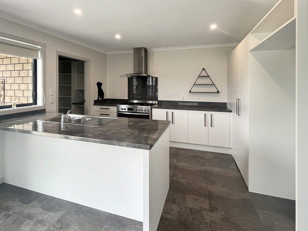 5 Varsity Heights, Fitzherbert, Palmerston North - Carousel 2