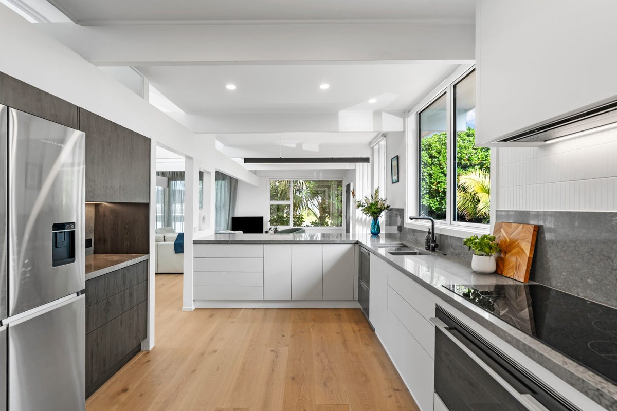 92 Parr Terrace, Castor Bay, Auckland - Carousel 2