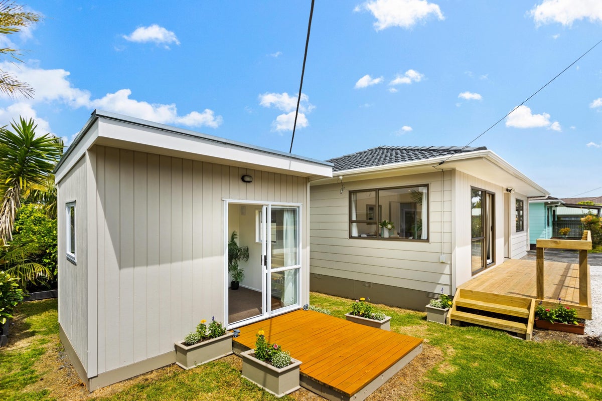 1/9 Rewarewa Road, Te Atatu Peninsula, Auckland - Carousel 1
