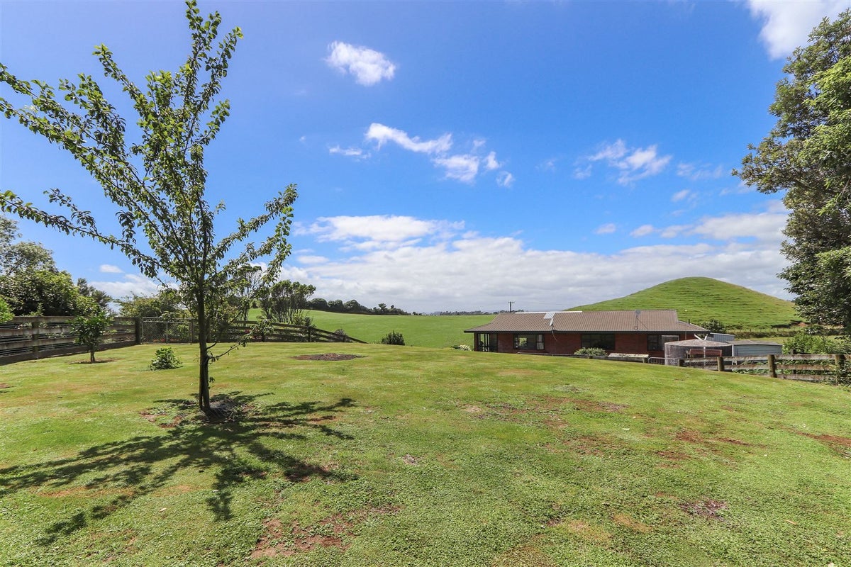 1091 Upland Road, Egmont Village, Inglewood - Carousel 21