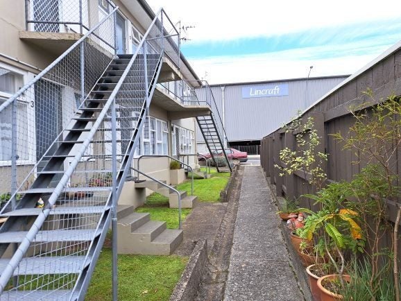 1/33 Queen Street, Upper Hutt Central, Upper Hutt - Carousel 6