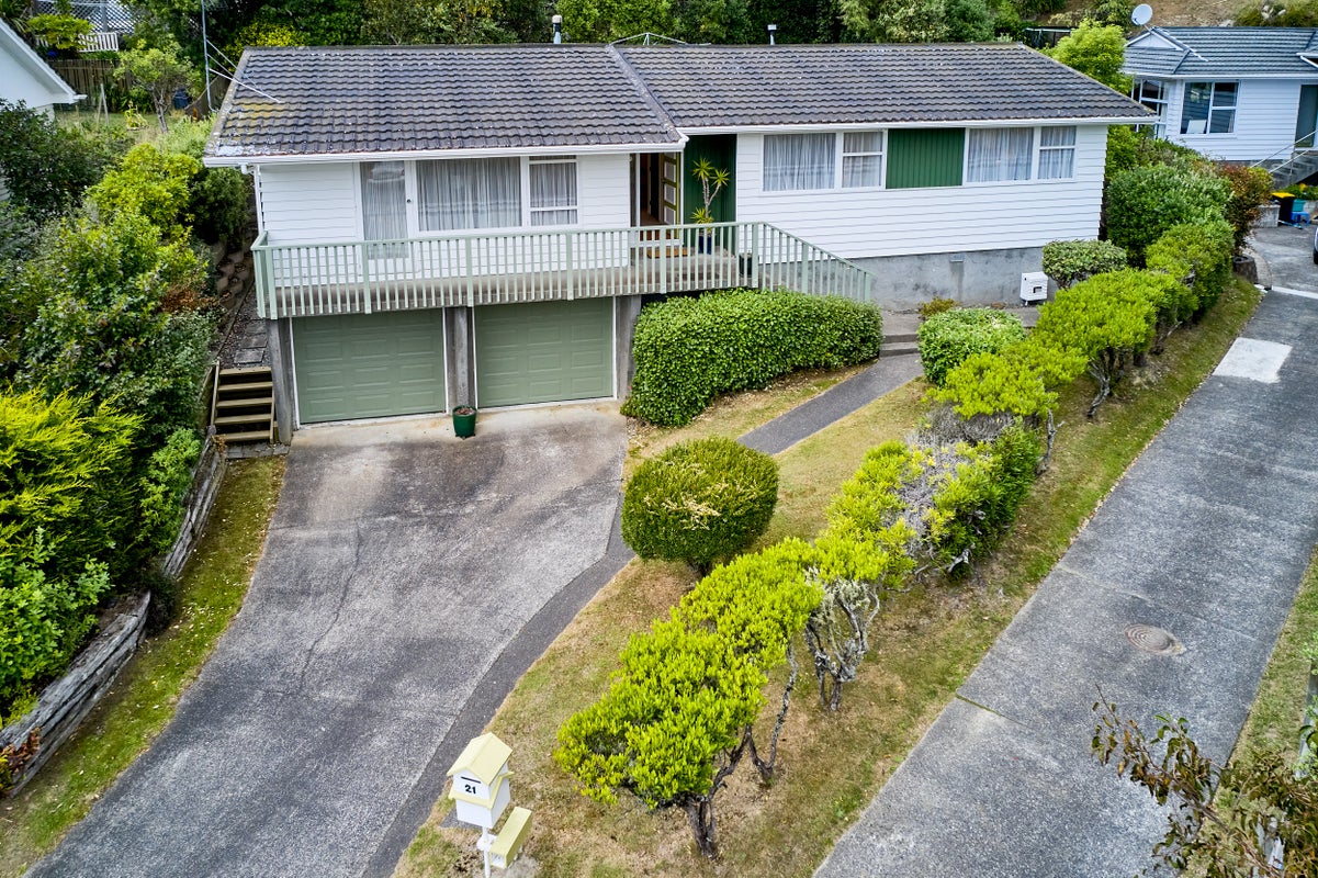 21 Lupin Terrace, Tawa, Wellington - Carousel 1