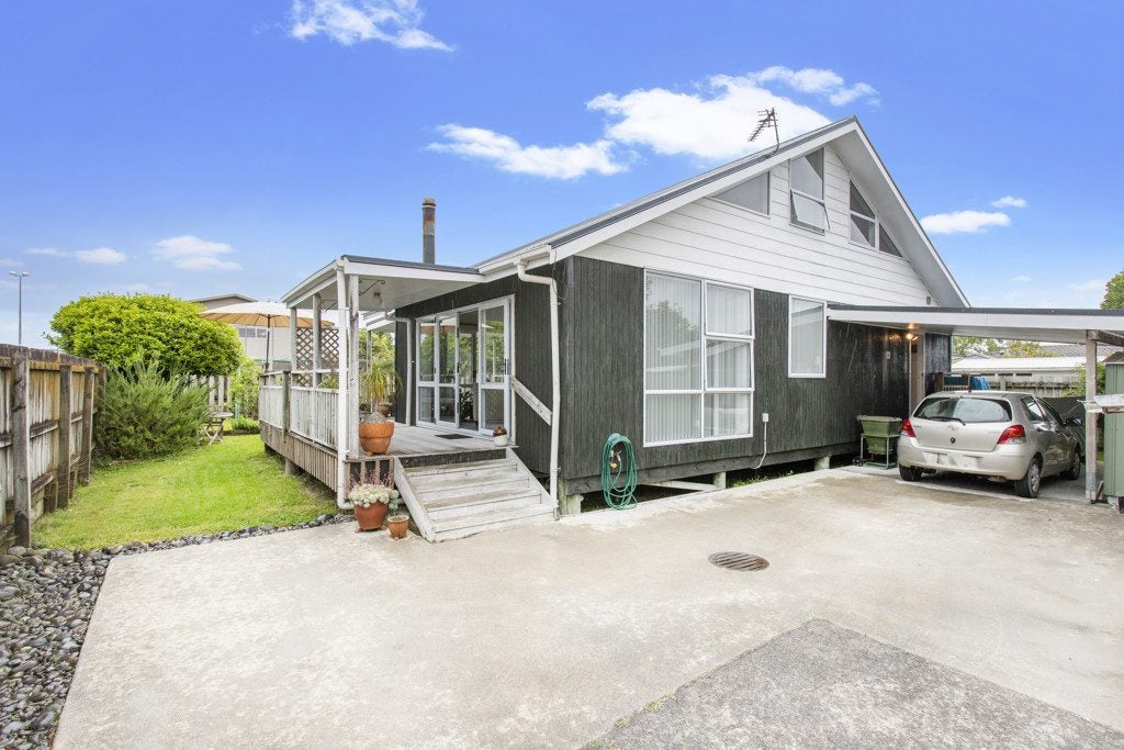 2/5 Kaumatua Place, Te Atatu Peninsula, Auckland - Carousel 1