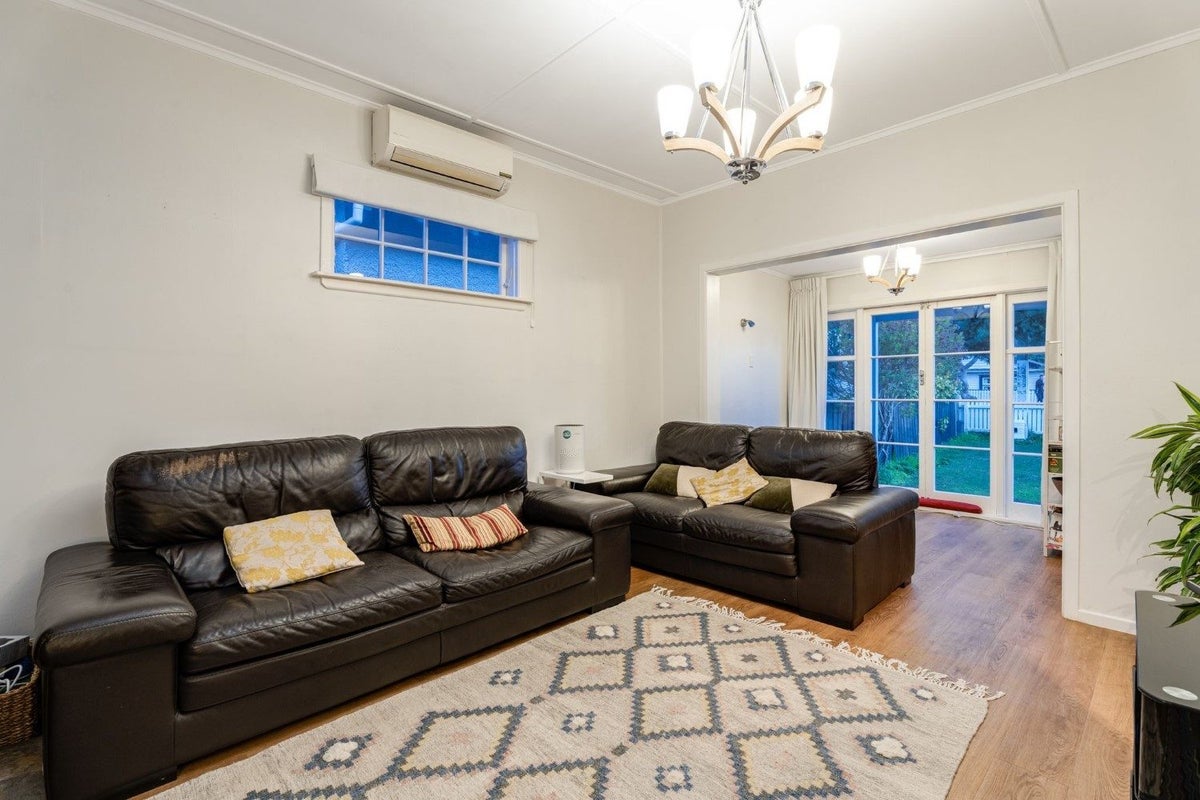 26 Kauri Street, Eastbourne, Lower Hutt - Carousel 2